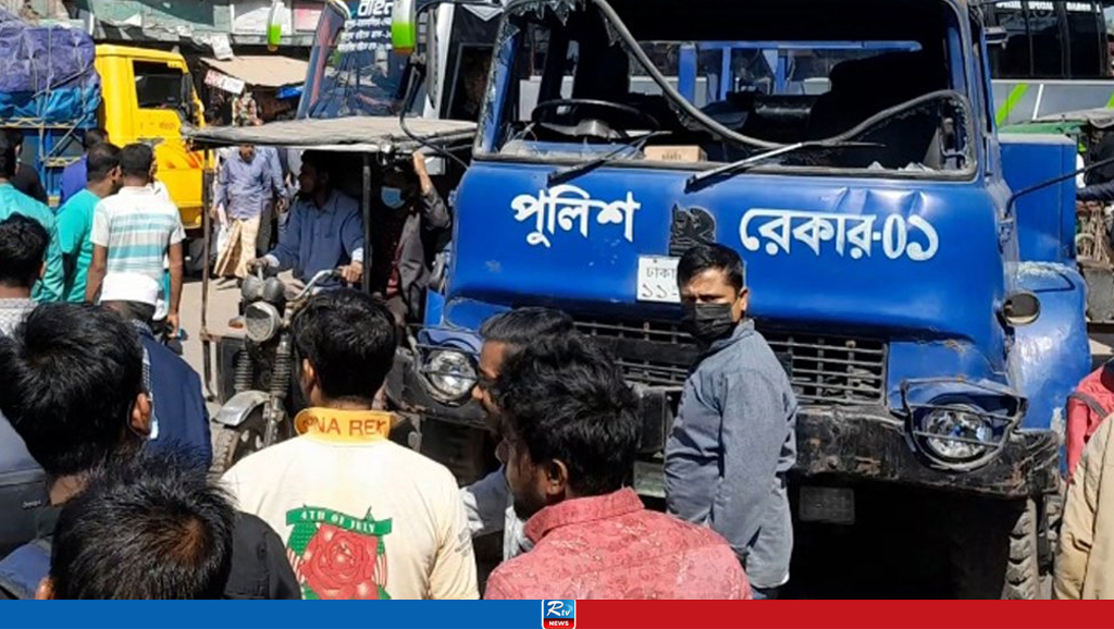 দাঁড়িয়ে থাকা ট্রাক্টরে প্রাইভেটকারের ধাক্কা, মা-মেয়ে নিহত