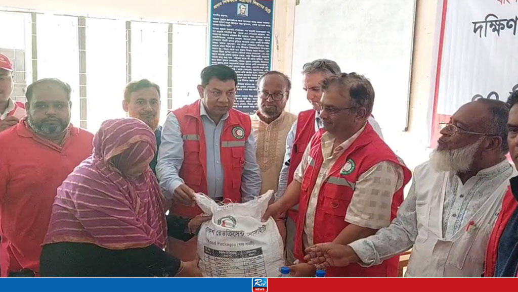 লক্ষ্মীপুরে বন্যাদুর্গত ৬০০ পরিবারে রেড ক্রিসেন্টের ত্রাণ সহায়তা 