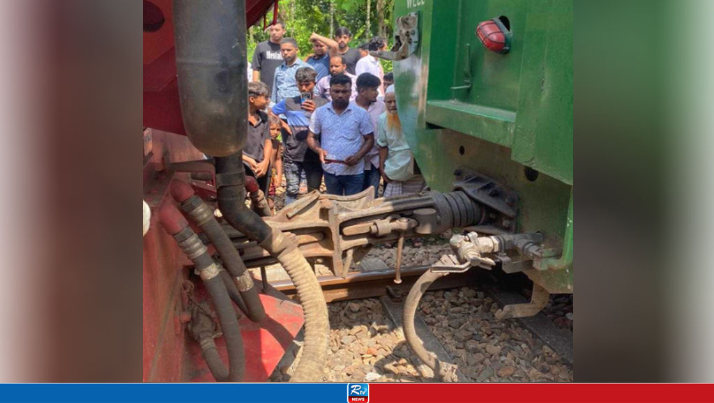 সীতাকুণ্ডে ট্রেনের ইঞ্জিনের হুক ভেঙে বগি বিচ্ছিন্ন 