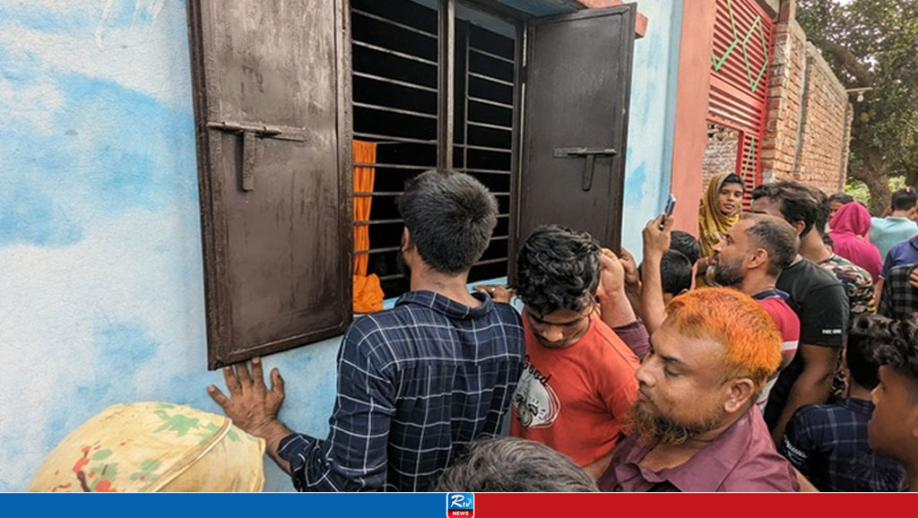 বাবা-মা বাড়িতে ফিরে দেখেন ফ্যানে ঝুলছে ছেলের মরদেহ