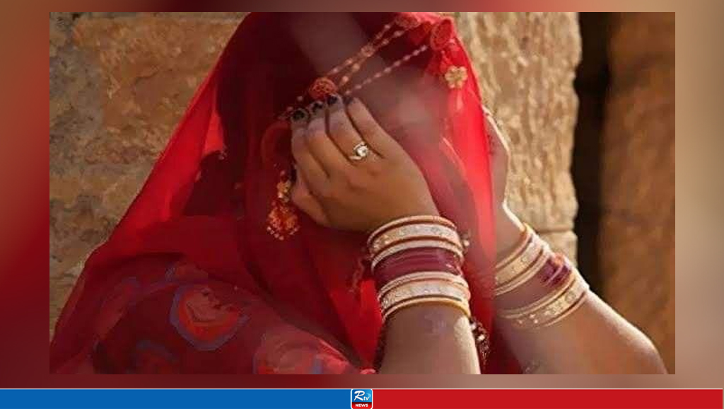 পাইকগাছায় বাড়ির মালিক ও রাজমিস্ত্রির  বউ বদল 