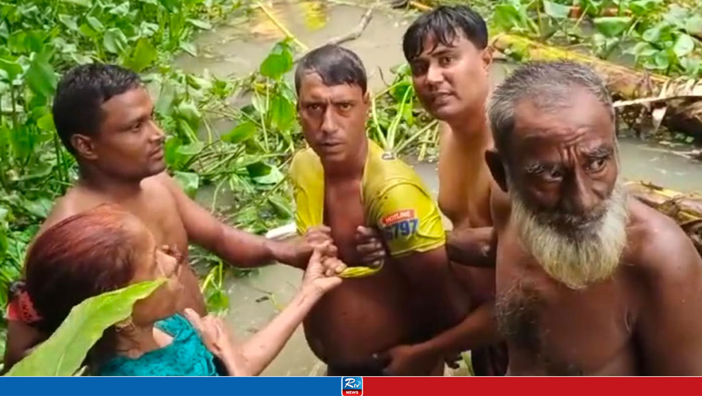পুলিশ দেখে খালে ঝাঁপ, অতঃপর...