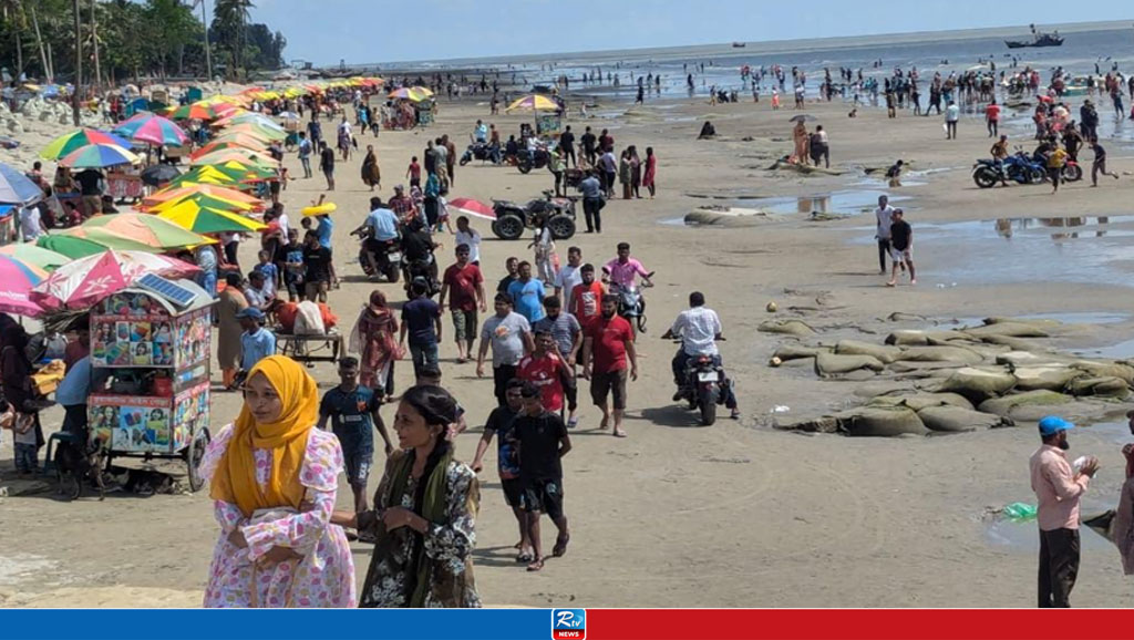 কুয়াকাটা সৈকতে পর্যটকের ঢল 