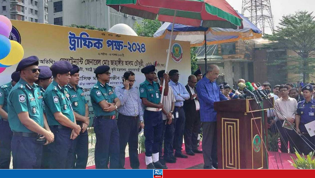 300 Students Join Police to Manage Traffic in Dhaka