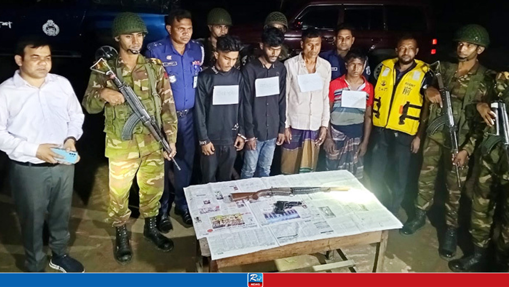 পদ্মায় ইলিশ সংরক্ষণ অভিযান, পিস্তলসহ গ্রেপ্তার ৪