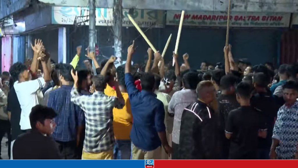স্লোগানে স্লোগানে উত্তাল জিরো পয়েন্ট, রাতেই দখলে নিল ছাত্র-জনতা