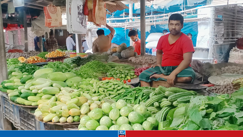 হিলিতে কমেছে পেঁয়াজ ও কাঁচামরিচের দাম