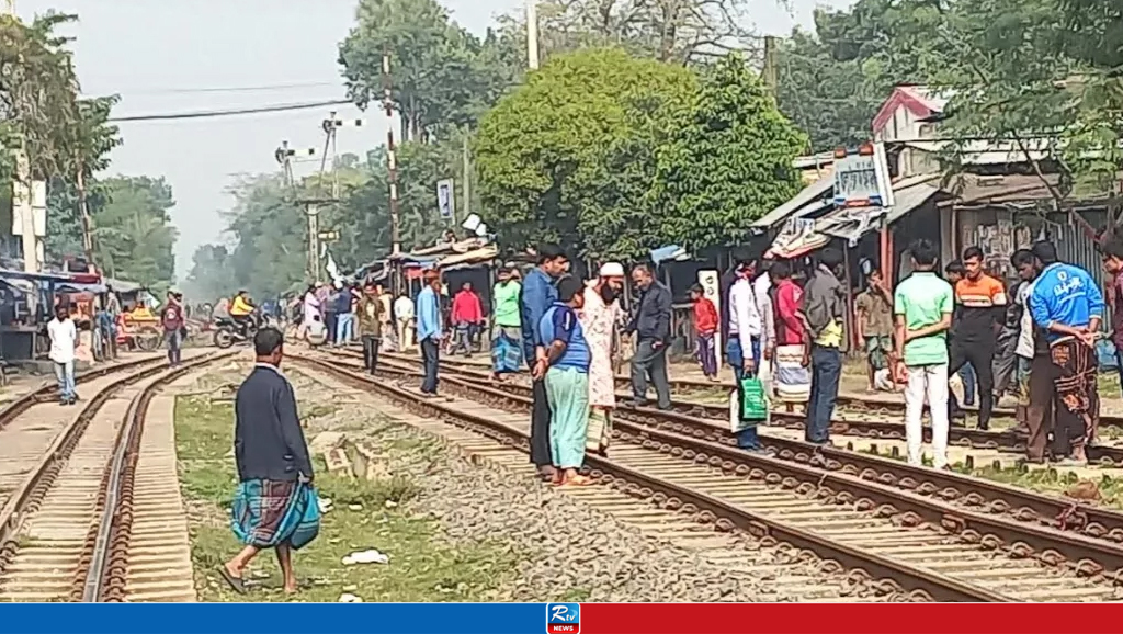 রেললাইনের ওপর দিয়ে হাঁটছিলেন শিল্পী, অতঃপর...