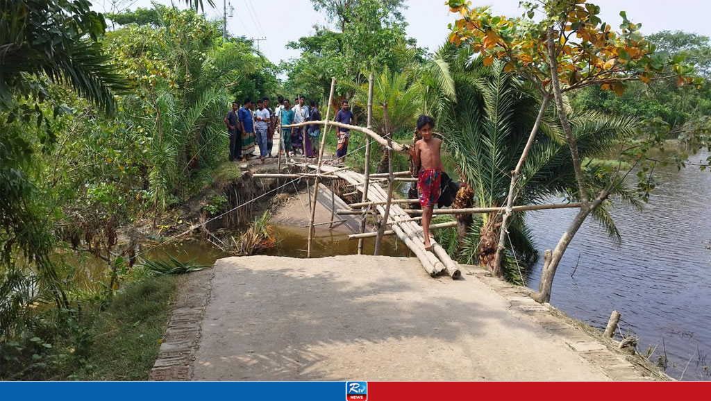 জলোচ্ছ্বাসে বেহাল সড়ক, নিঝুমদ্বীপে ভ্রমণে আসা পর্যটকদের দুর্ভোগ