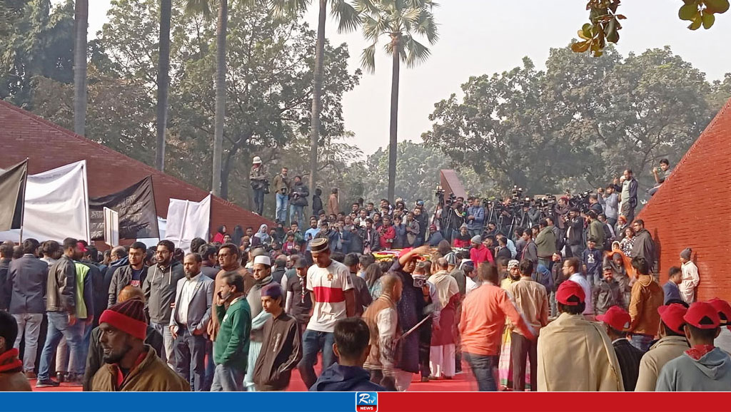 বুদ্ধিজীবী স্মৃতিসৌধে জনতার ঢল, ফুলেল শ্রদ্ধায় শহীদদের স্মরণ