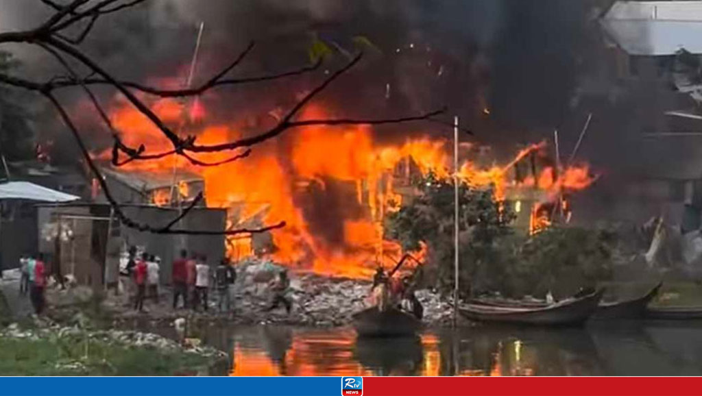 Fire in Korail Slum, 7 Fire Service Units Deployed