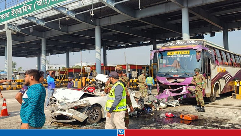 Private Car Hit by Bus on Expressway, 5 Dead