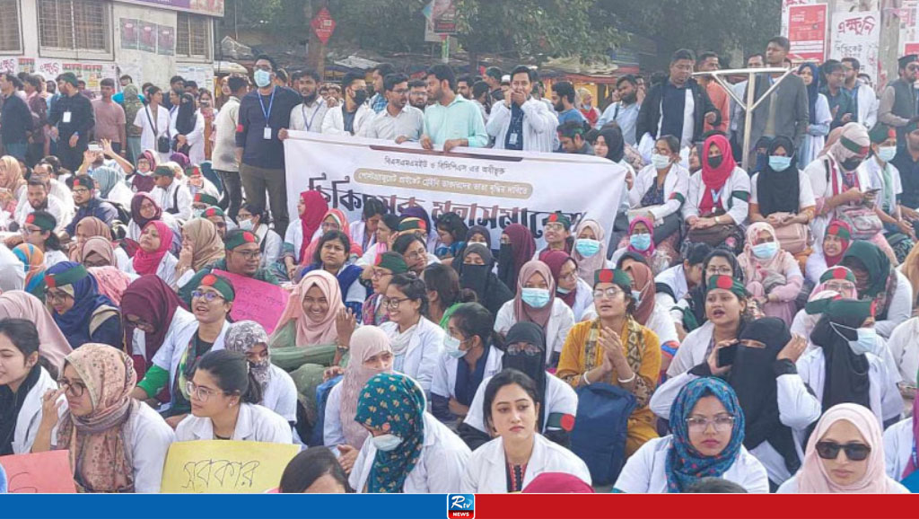 Trainee Doctors Block Shahbagh Intersection