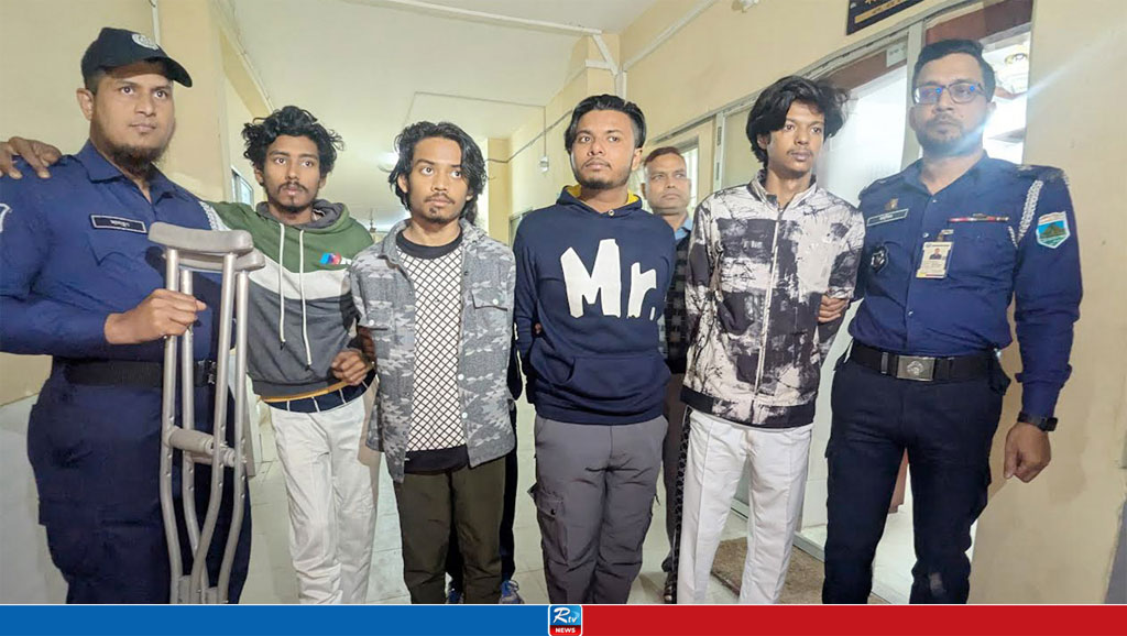 বগুড়ায় বিদেশি পিস্তলসহ গ্রেপ্তার ৪