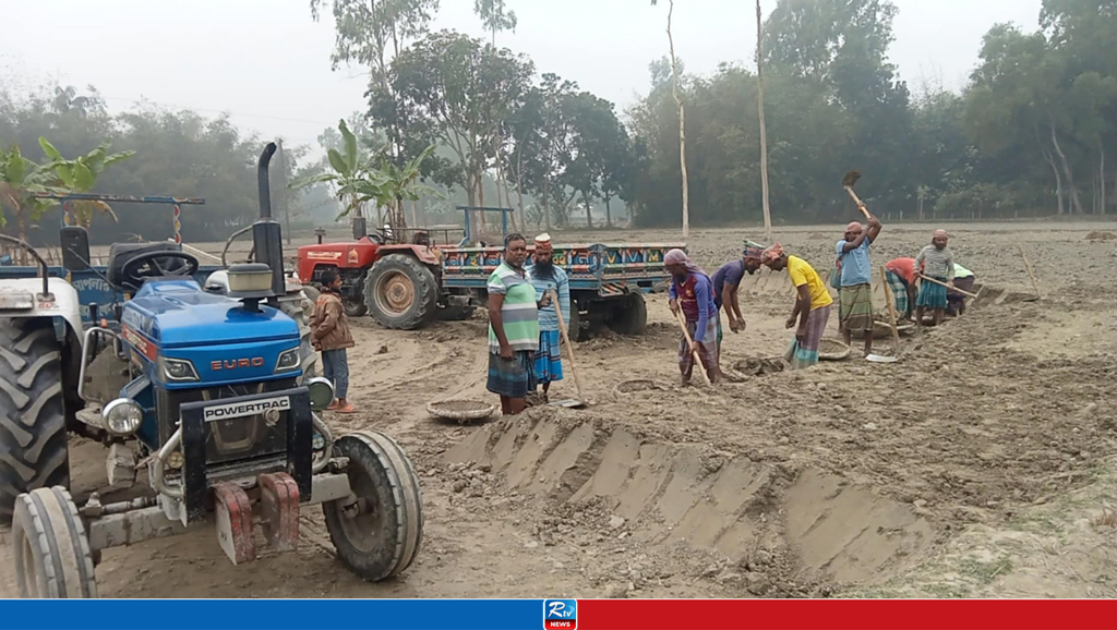 গাইবান্ধায় কৃষি জমি থেকে মাটি কাটার মহোৎসব চলছে