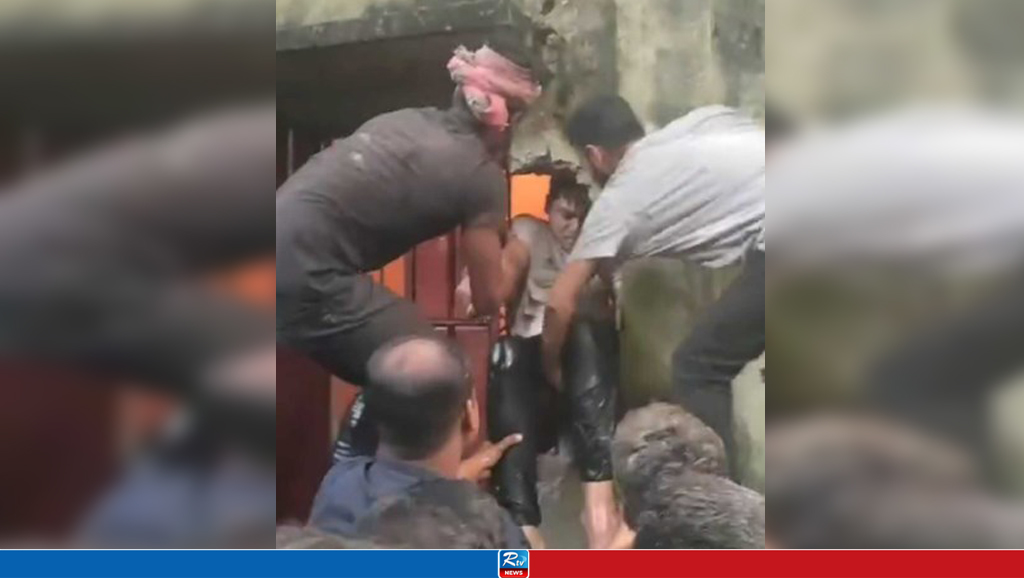 রাজবাড়ীতে আগুনের কুণ্ডলী থেকে জীবিত উদ্ধার কিশোর