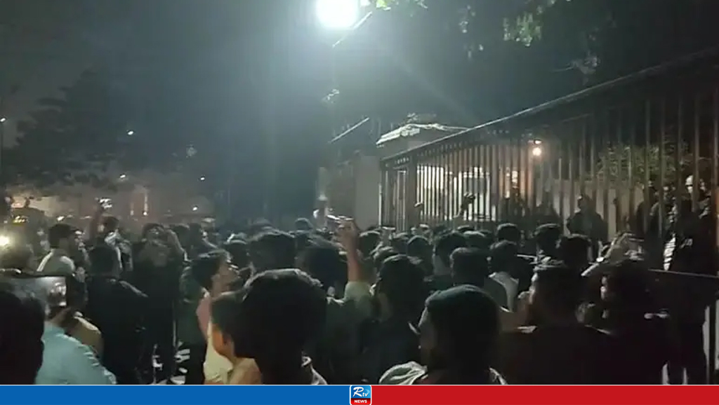 আ.লীগের সাবেক ২ এমপি থাকার গুঞ্জন, নেভি হল ঘেরাও