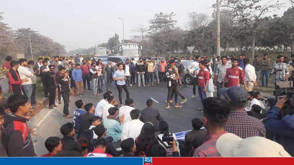 বৈষম্যবিরোধী ছাত্র আন্দোলনের কমিটি বাতিলের দাবিতে সিরাজগঞ্জে আবারও মহাসড়ক অবরোধ