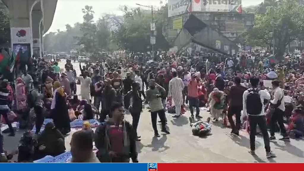 নিয়োগ বাতিল হওয়া শিক্ষকদের শাহবাগ অবরোধ, বন্ধ যান চলাচল