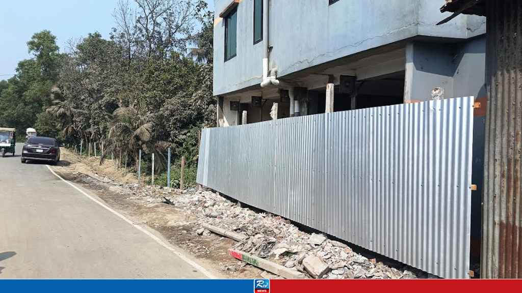 কালিয়াকৈরে টিনের বেড়ায় অনিরাপত্তায় শিক্ষার্থীরাও