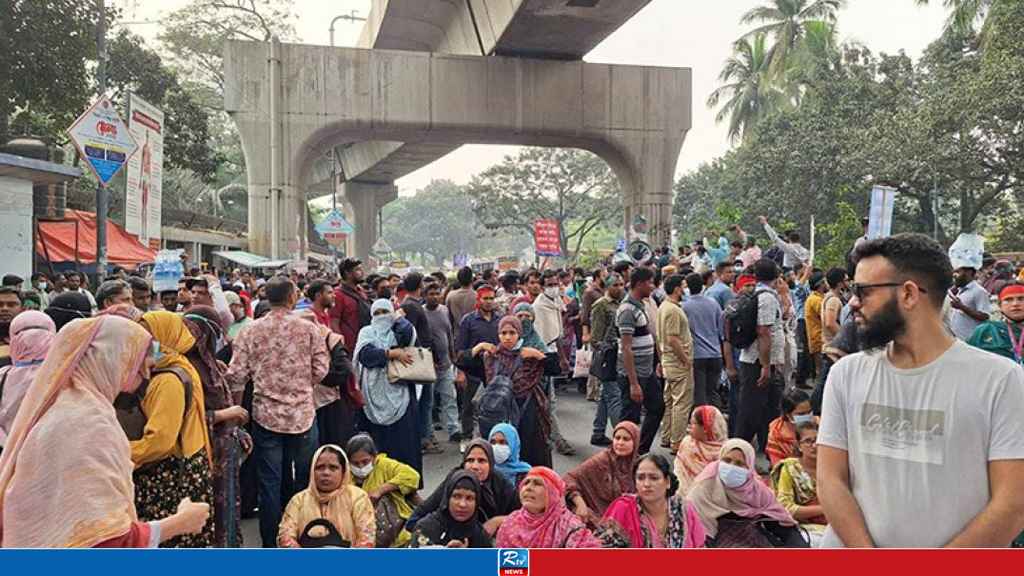 প্রেসক্লাবের সামনে অবরোধ কর্মসূচিতে আউটসোর্সিং কর্মীরা, তীব্র যানজট