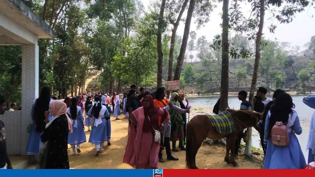 মৌলভীবাজারে পর্যটকদের উপচে পড়া ভিড়