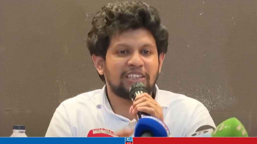 থামুন! সরকারকে কাজ করতে দেন: মাহফুজ আলম
