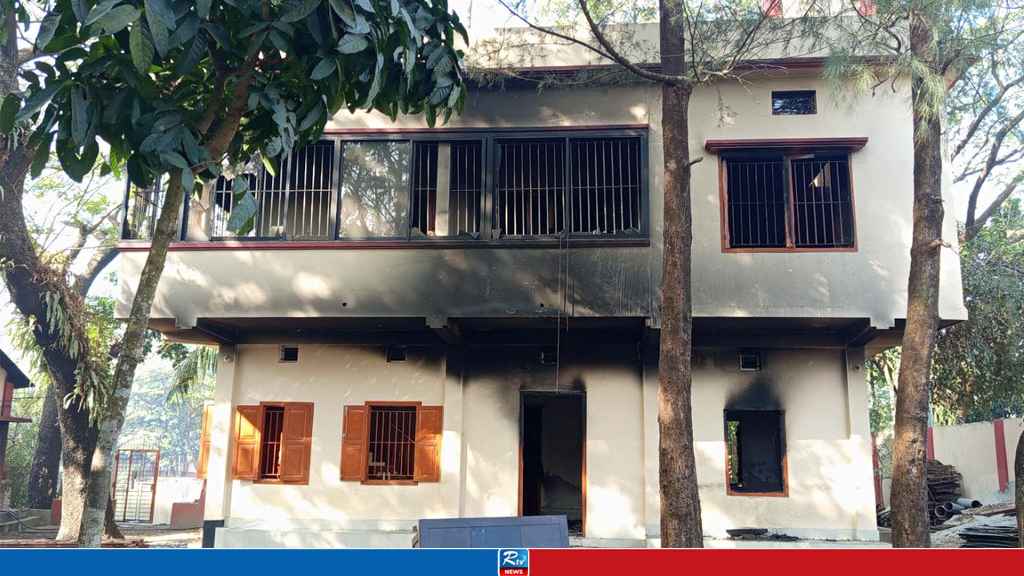 নোয়াখালীতে সাবেক সংসদ সদস্যের দুটি বাড়িতে আগুন