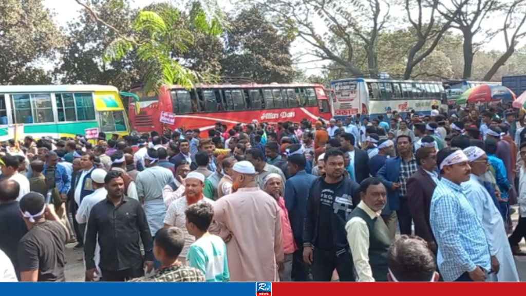 ইবি থানা স্থানান্তরের প্রতিবাদে কুষ্টিয়া-খুলনা মহাসড়ক অবরোধ