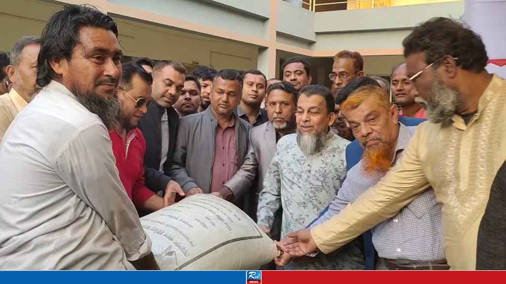 মার্কেন্টাইল ব্যাংকের উদ্যোগে প্রান্তিক কৃষকদের মাঝে বিনামূল্যে স্যার বিতরণ