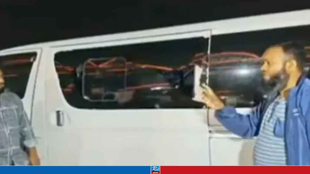 ঢিল ছুড়ে জামায়াত নেতাদের মাইক্রোবাস থামায় ডাকাতরা, অতঃপর...