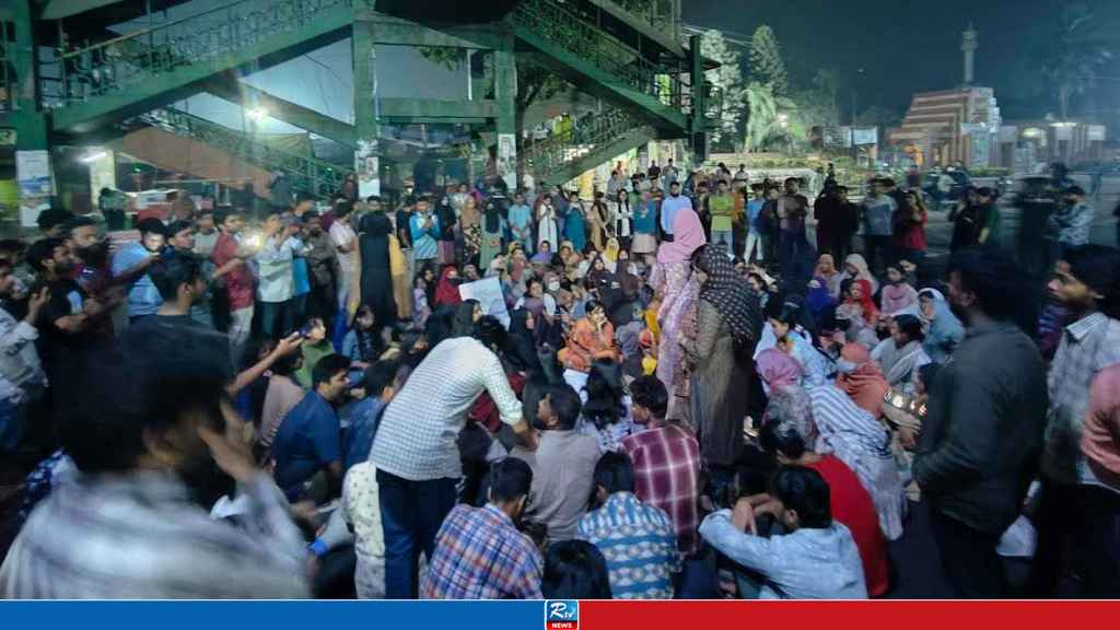 ধর্ষকের বিচারের দাবিতে জাবিতে মশাল মিছিল, মহাসড়ক অবরোধ