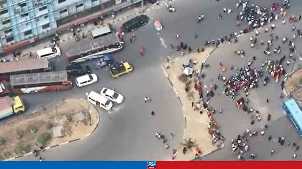Garment Workers Lift Banani Road Blockade After Giving Ultimatum to Police