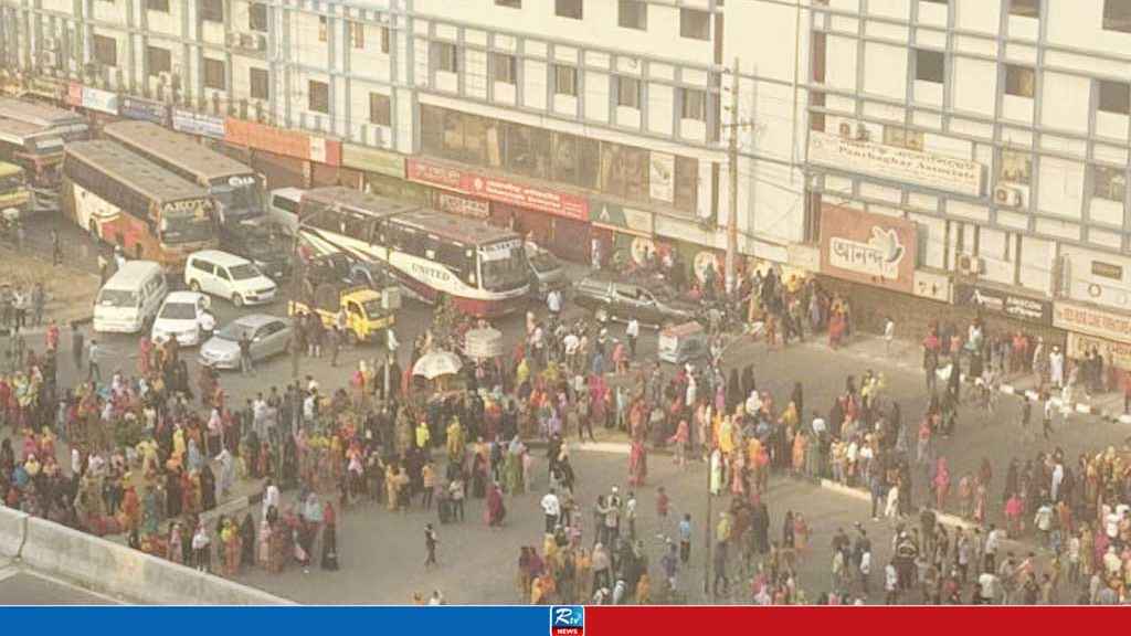 রাজধানীতে গাড়িচাপায় প্রাণ গেল নারীর, প্রতিবাদে সড়ক অবরোধ