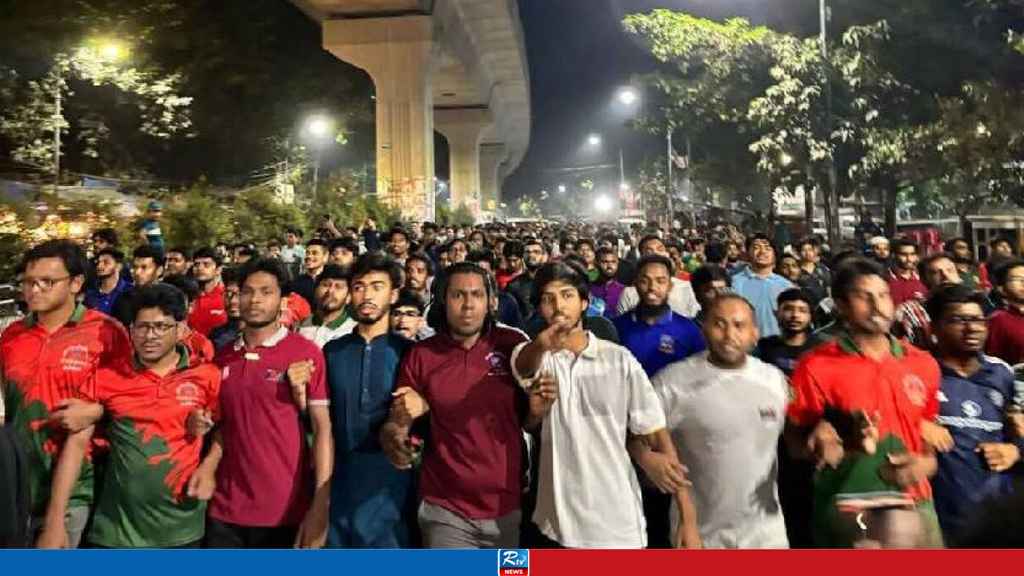লাকি আক্তারকে গ্রেপ্তারের দাবিতে মধ্যরাতে উত্তাল ঢাবি 