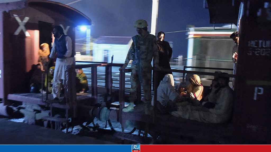পাকিস্তানে জিম্মি ট্রেন থেকে দেড় শতাধিক যাত্রী উদ্ধার, নিহত ২৭ জঙ্গি