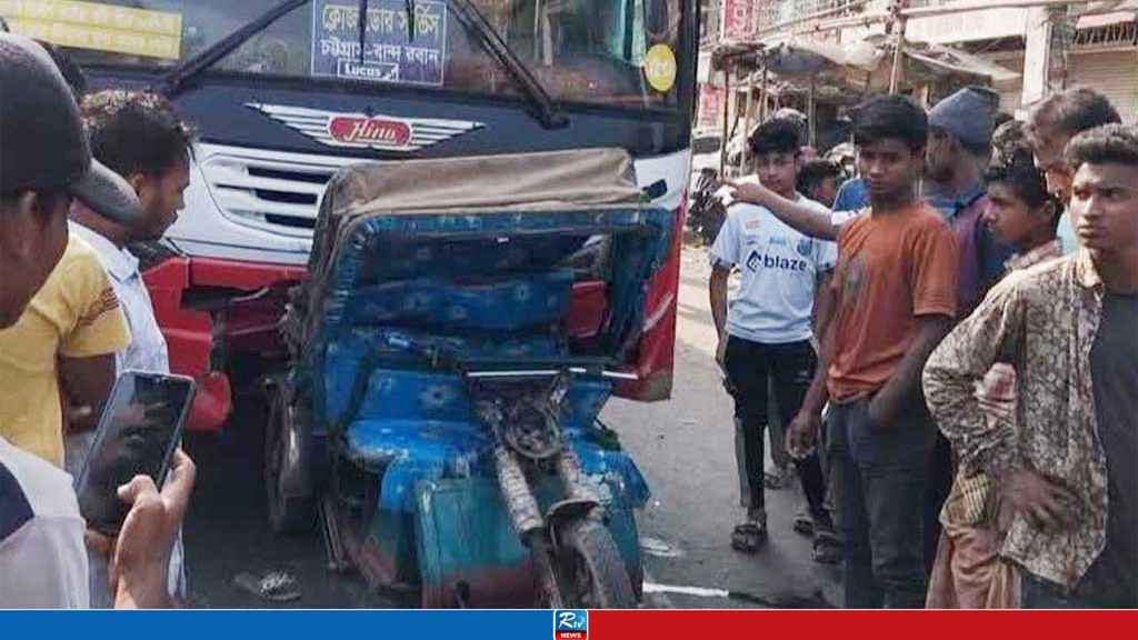 চট্টগ্রামে বাসের ধাক্কায় স্কুল শিক্ষার্থী ভাই-বোনসহ নিহত ৩