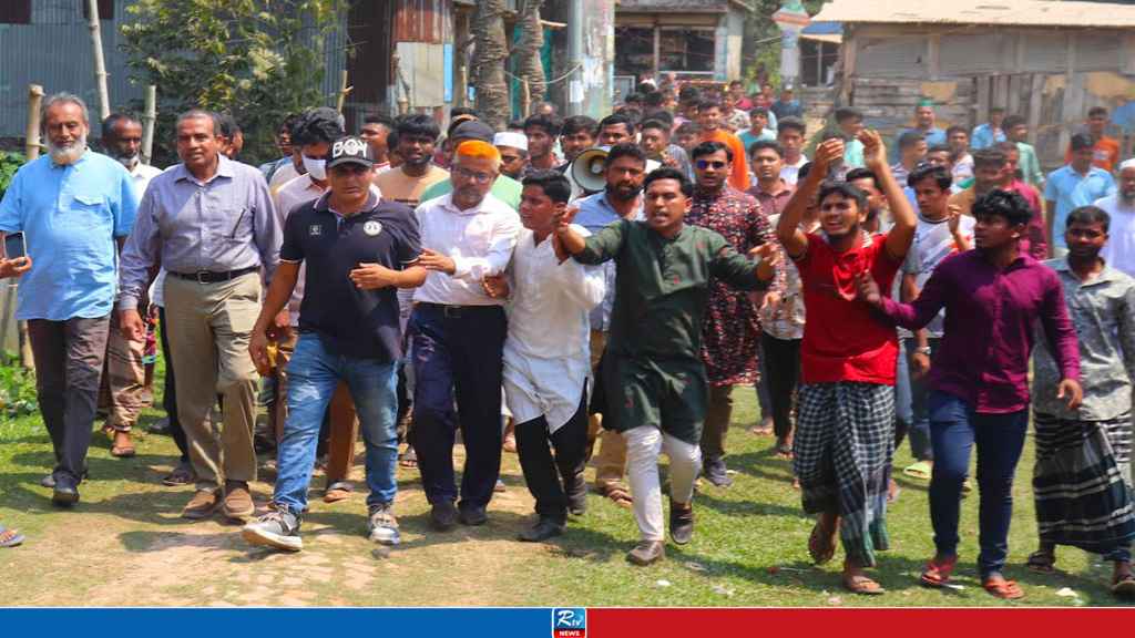 হাতিয়ায় অধ্যক্ষের অপসারণের দাবিতে এলাকাবাসীর বিক্ষোভ