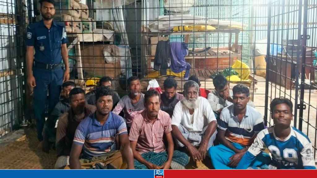 চাঁদপুর নৌ পুলিশের অভিযানে ১৬ জেলে আটক