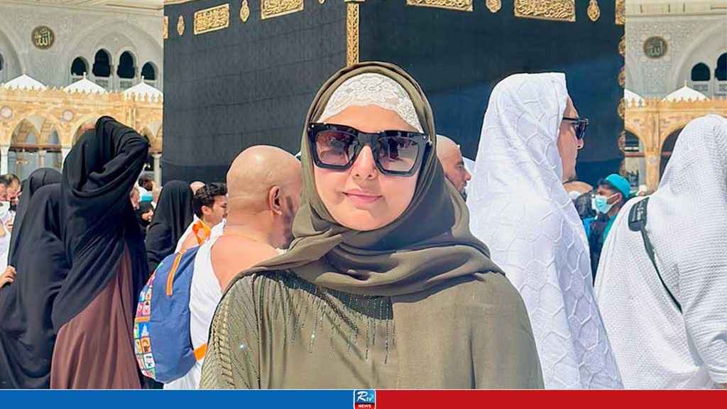 ক্যানসারের মাঝেই ওমরাহ করলেন হিনা খান