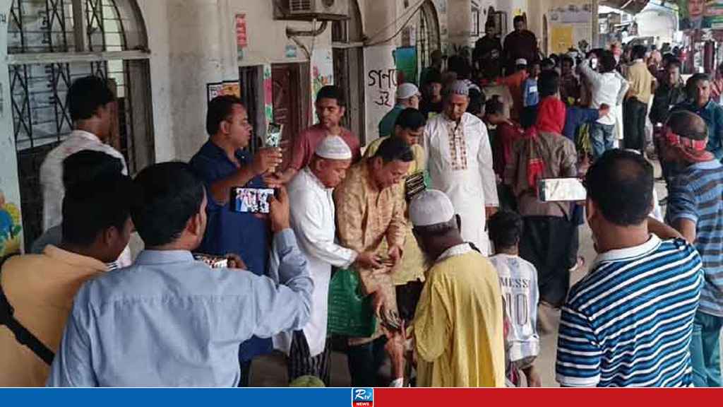 আখাউড়ায় রেলস্টেশনের তিন শতাধিক সুবিধাবঞ্চিতরা পেলেন ইফতার   