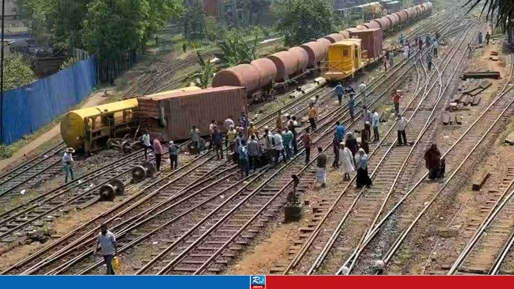 কমলাপুর স্টেশনে কন্টেইনারবাহী ট্রেনের বগি লাইনচ্যুত