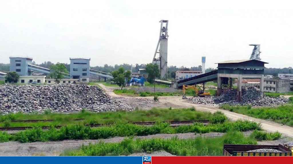 মধ্যপাড়া খনি থেকে পাথর উত্তোলন শুরু