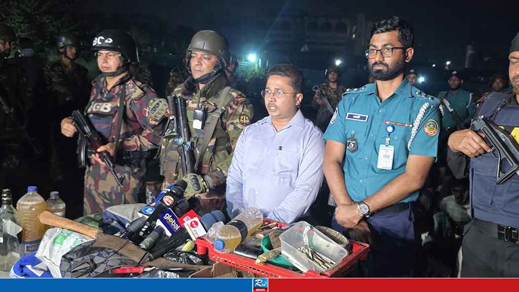 টঙ্গীতে যৌথ বাহিনীর অভিযানে গ্রেপ্তার ৬০, মাদকসহ দেশীয় অস্ত্র উদ্ধার