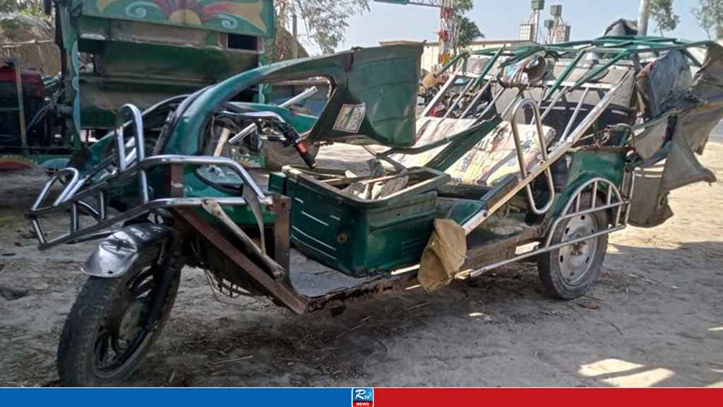 বিরামপুরে কার্ভাডভ্যান ও ইজিবাইকের মুখোমুখি সংঘর্ষ, নিহত ২
