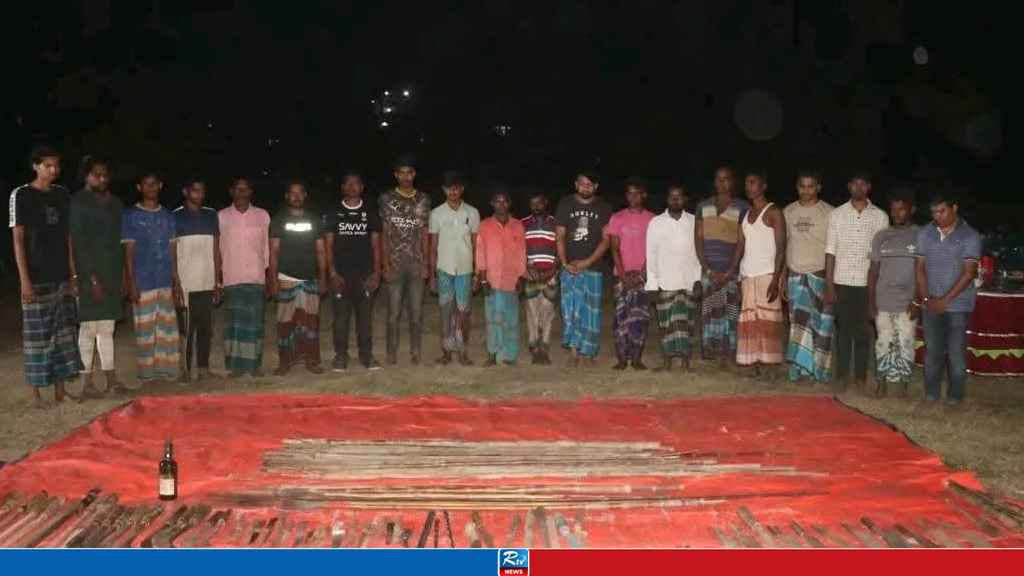 নরসিংদীতে যৌথবাহিনীর অভিযানে দেশীয় অস্ত্রসহ গ্রেপ্তার ২০