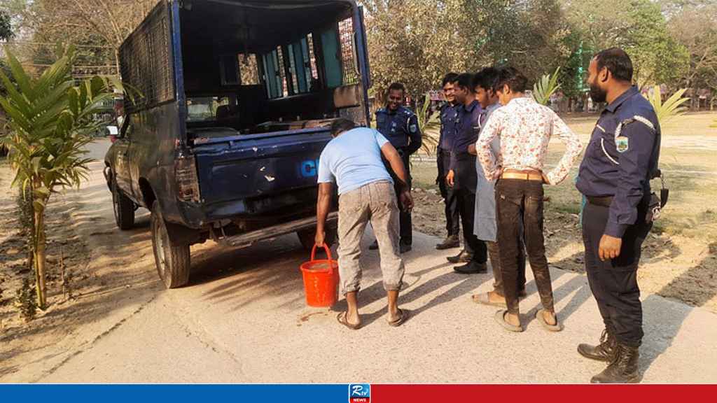 চাঁপাইনবাবগঞ্জে শহীদ মিনার চত্বর থেকে ৫ ককটেল উদ্ধার