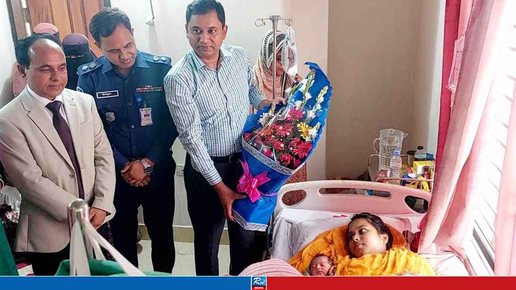 বাবা হলেন শহীদ সেলিম, প্রশাসনের পক্ষ থেকে উপহার প্রদান 