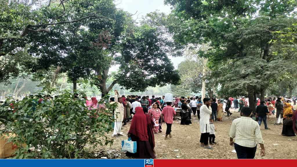 বৈশাখের বিকেলে দর্শনার্থীদের পদচারণায় মুখর রমনা পার্ক