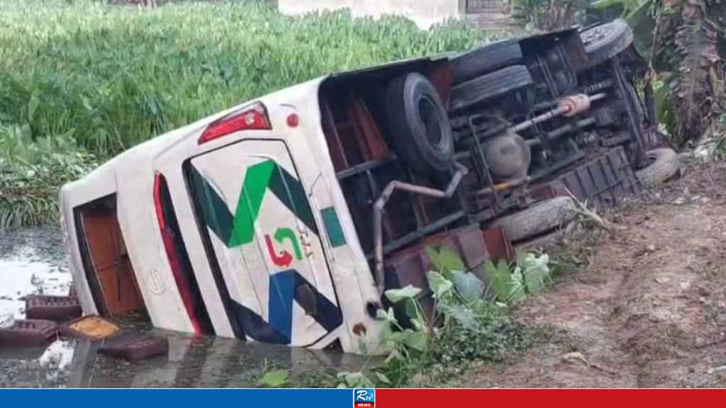 নিয়ন্ত্রণ হারিয়ে খাদে বাস, আহত ১৩